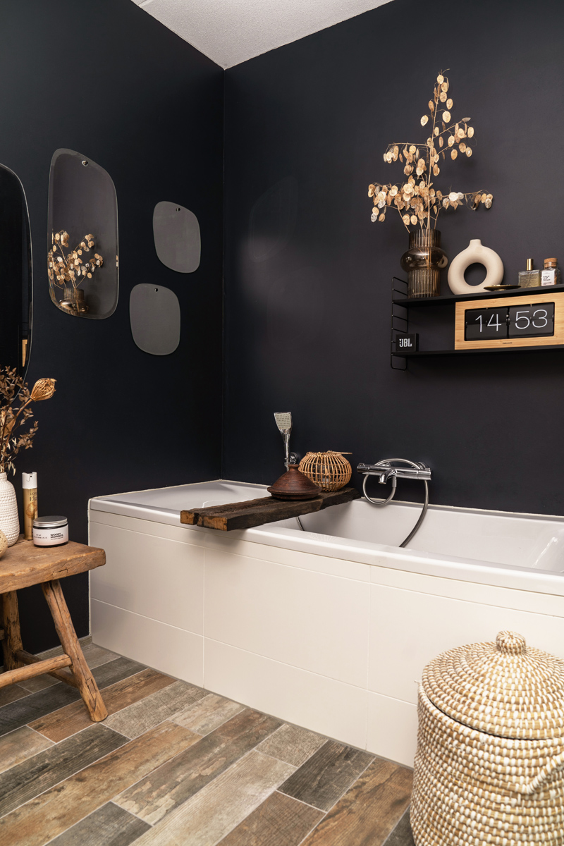 gestucte muur badkamer verven