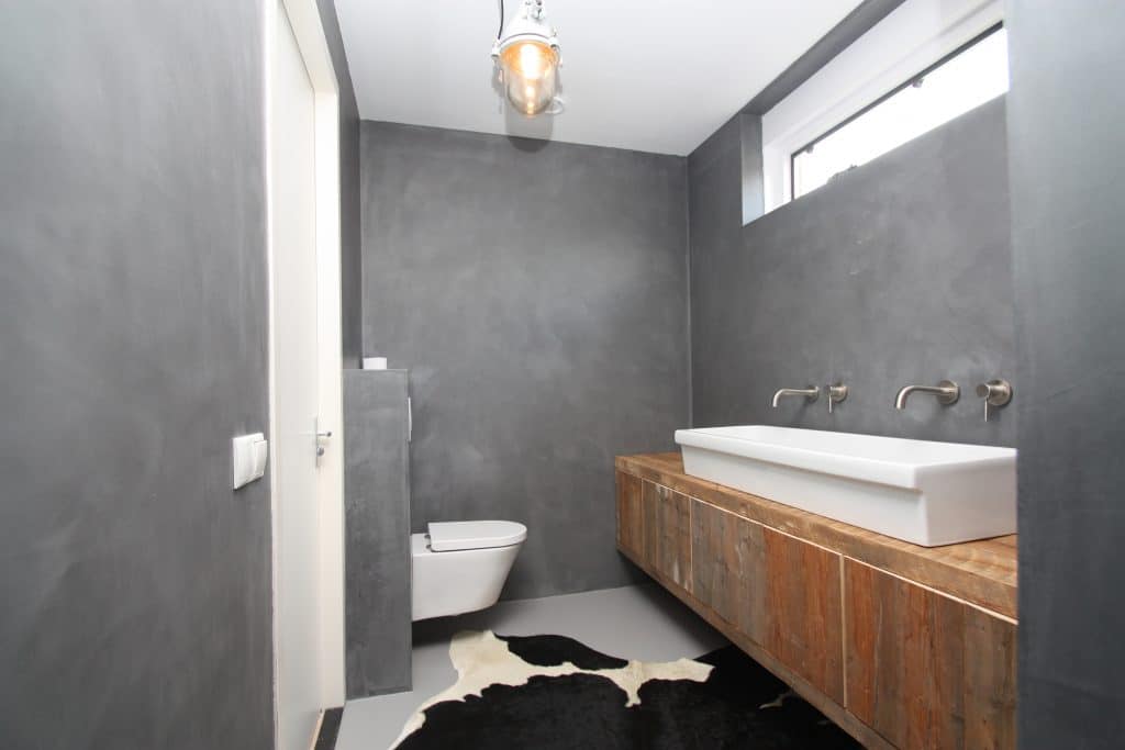 badkamer beton cire met tegels